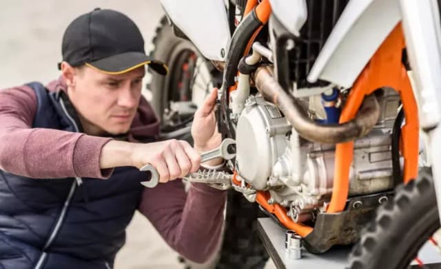 Ile kosztuje wymiana oleju w motocyklu? Sprawdź ceny i czynniki wpływające na koszt Ile kosztuje wymiana oleju w motocyklu? Sprawdź ceny i czynniki wpływające na koszt